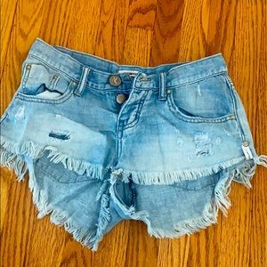 Low waist, med rise denim shorts